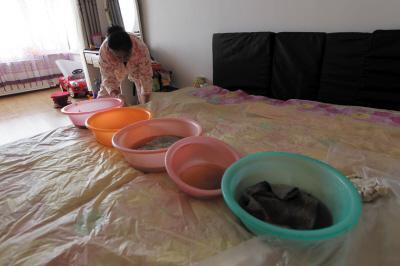 泸县楼上漏水，住户失联，小区没物管，业主维权难！律师来支招……